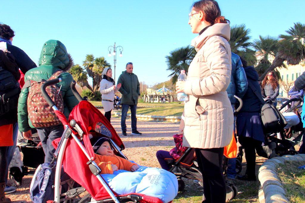 La protesta dei genitori alla Terrazza Mascagni (Pentafoto)