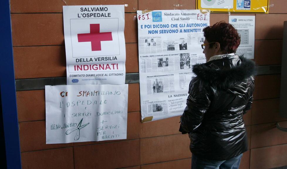 Una protesta contro i tagli all'ospedale Versilia