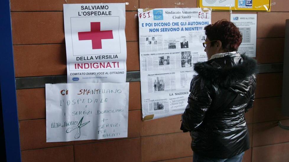 Una protesta contro i tagli all'ospedale Versilia