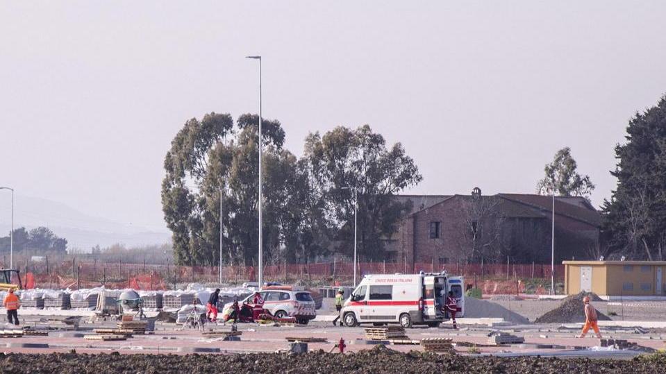 I disperati soccorsi all'operaio nel cantiere per la nuova Coop