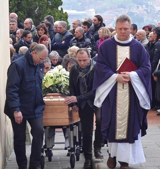 A Tobbiana l’addio al quaranteseienne ucciso dalle esalazioni del gas 