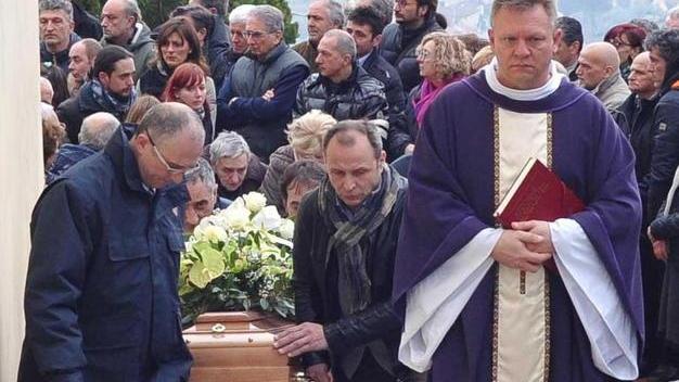 A Tobbiana l’addio al quaranteseienne ucciso dalle esalazioni del gas