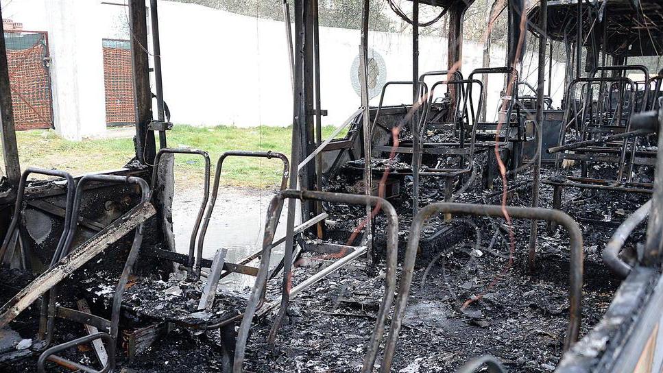 E dopo le fiamme scoppia la polemica «Non c’è sicurezza»
