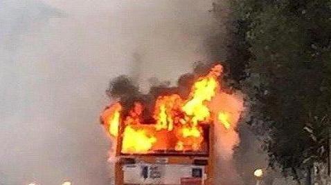 Panico sul bus che va a fuoco