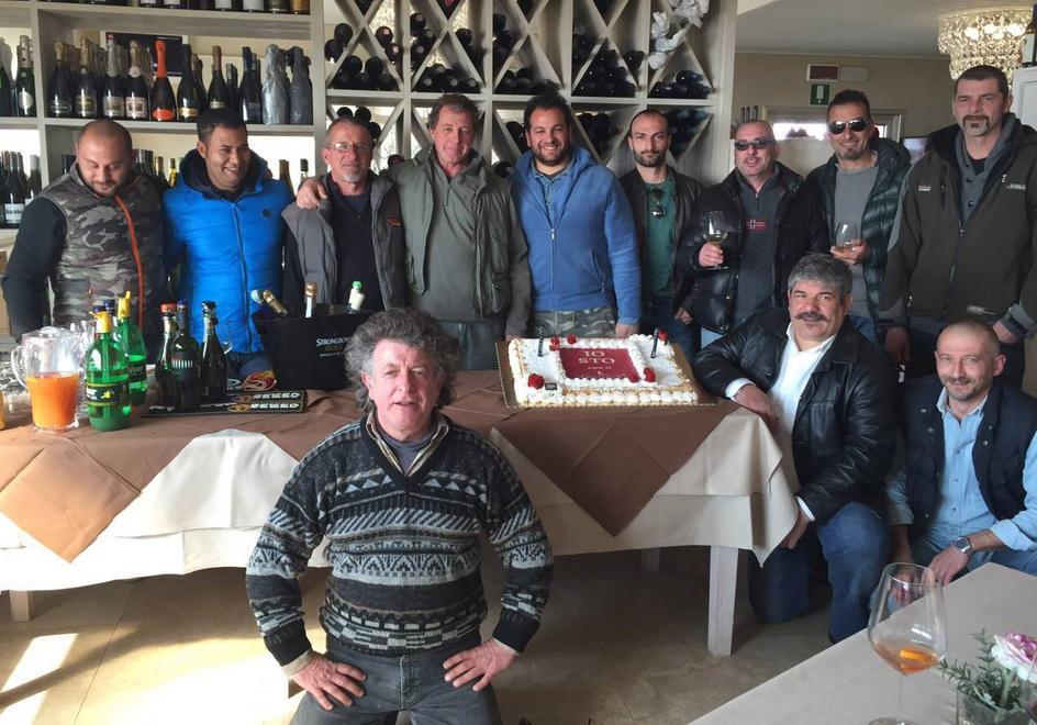 Operai in festa per il ritorno a lavoro