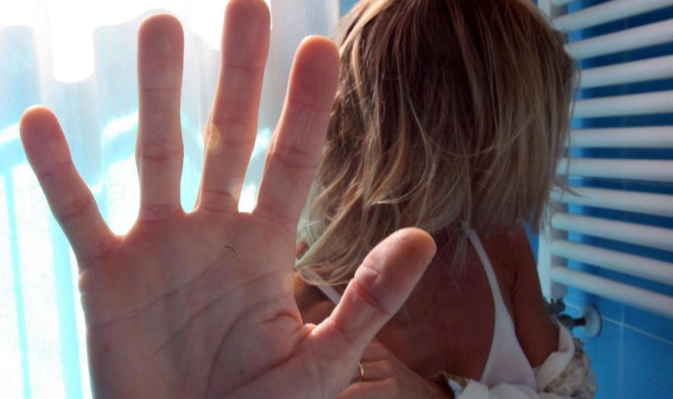 Violenta le figlie, condannato 
