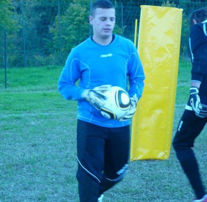 In campo con il lutto al braccio 