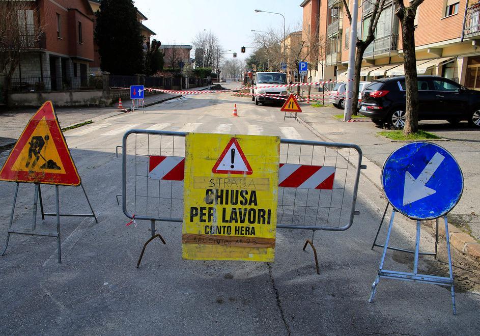 Salta tubatura, via Pavia allagata 