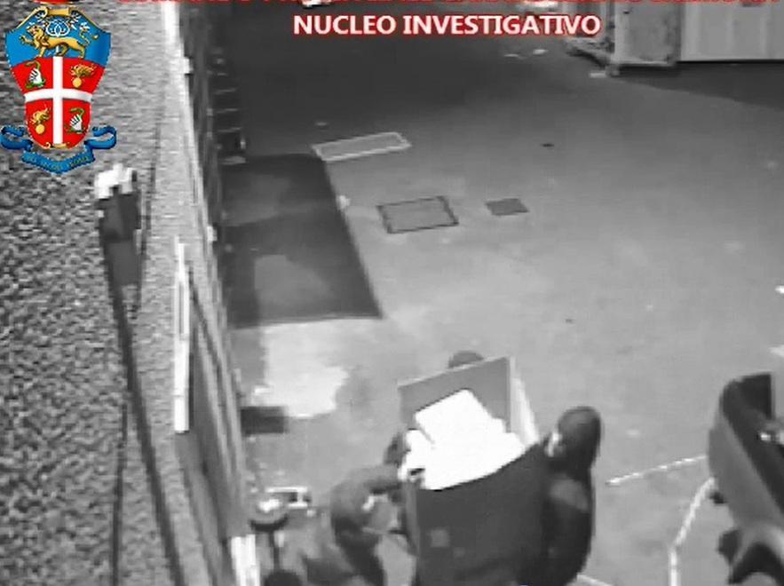 “Store” saccheggiati: otto arresti a Modena 