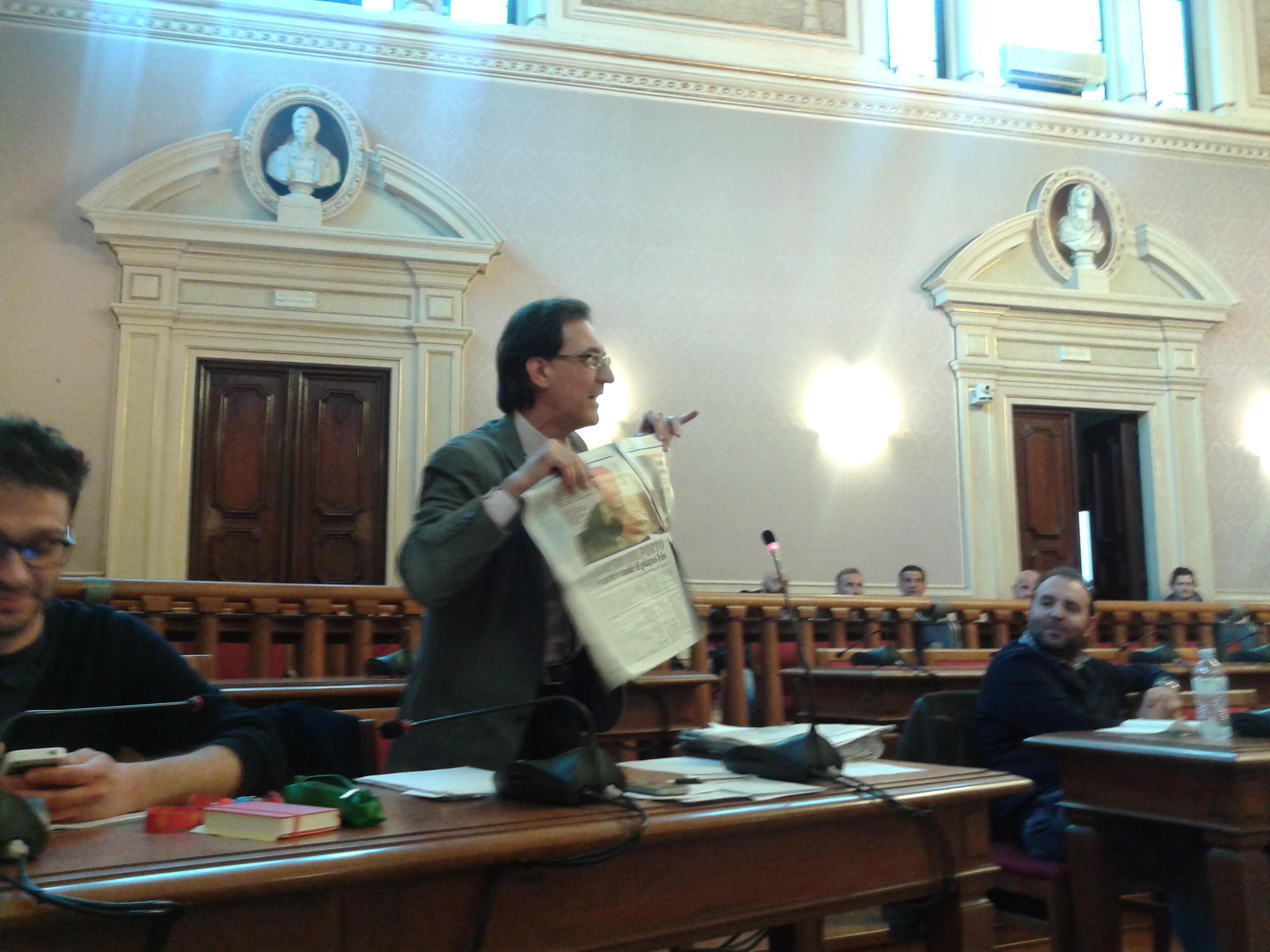 Marco Cannito (Città Diversa) mostra il Tirreno durante il suo intervento