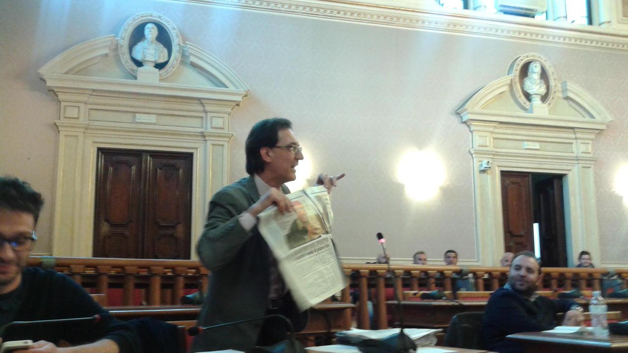 Marco Cannito (Città Diversa) mostra il Tirreno durante il suo intervento