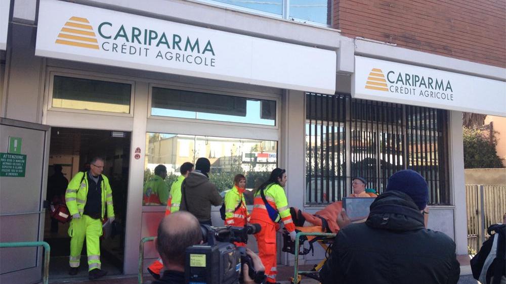 L'uomo della molotov portato via in barella dai volontari dell'ambulanza