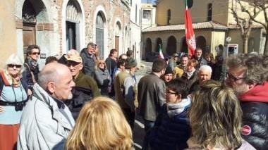 Protesta a Montieri per dire no ai tagli delle poste