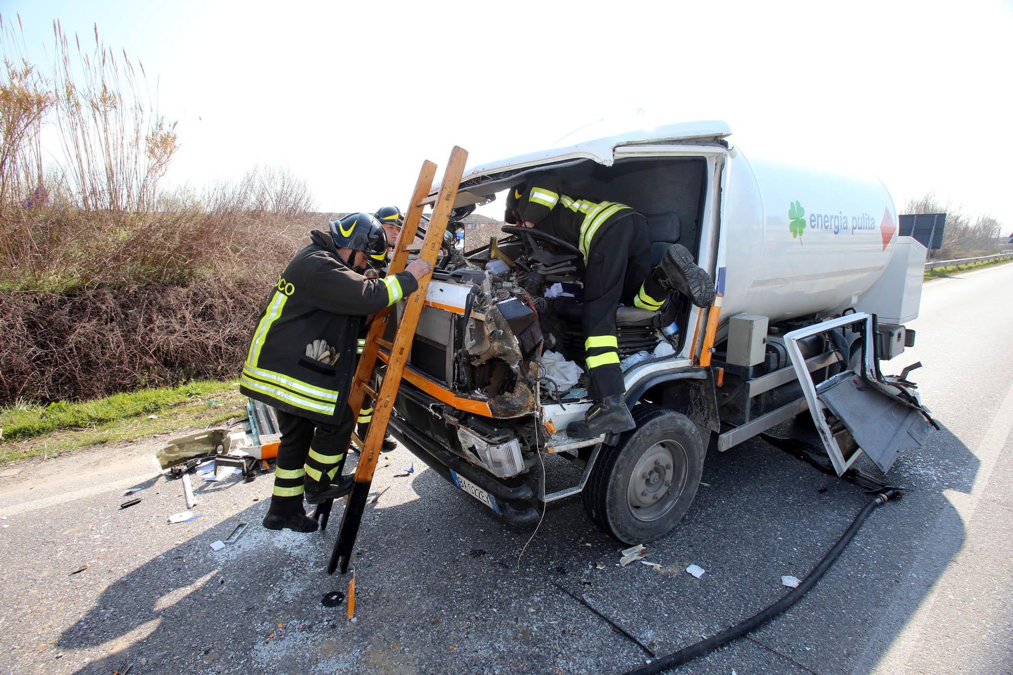 L'autocisterna carica di gas coinvolta nell'incidente (Foto Nucci)