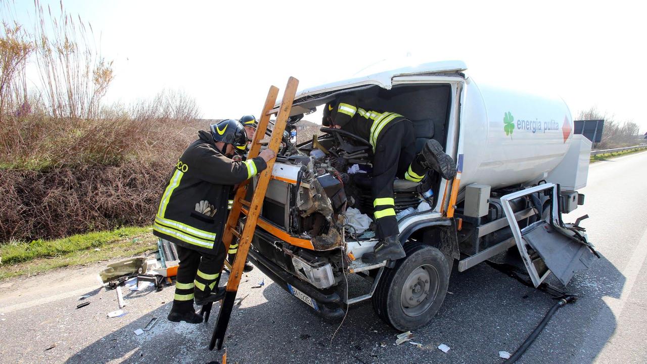 L'autocisterna carica di gas coinvolta nell'incidente (Foto Nucci)