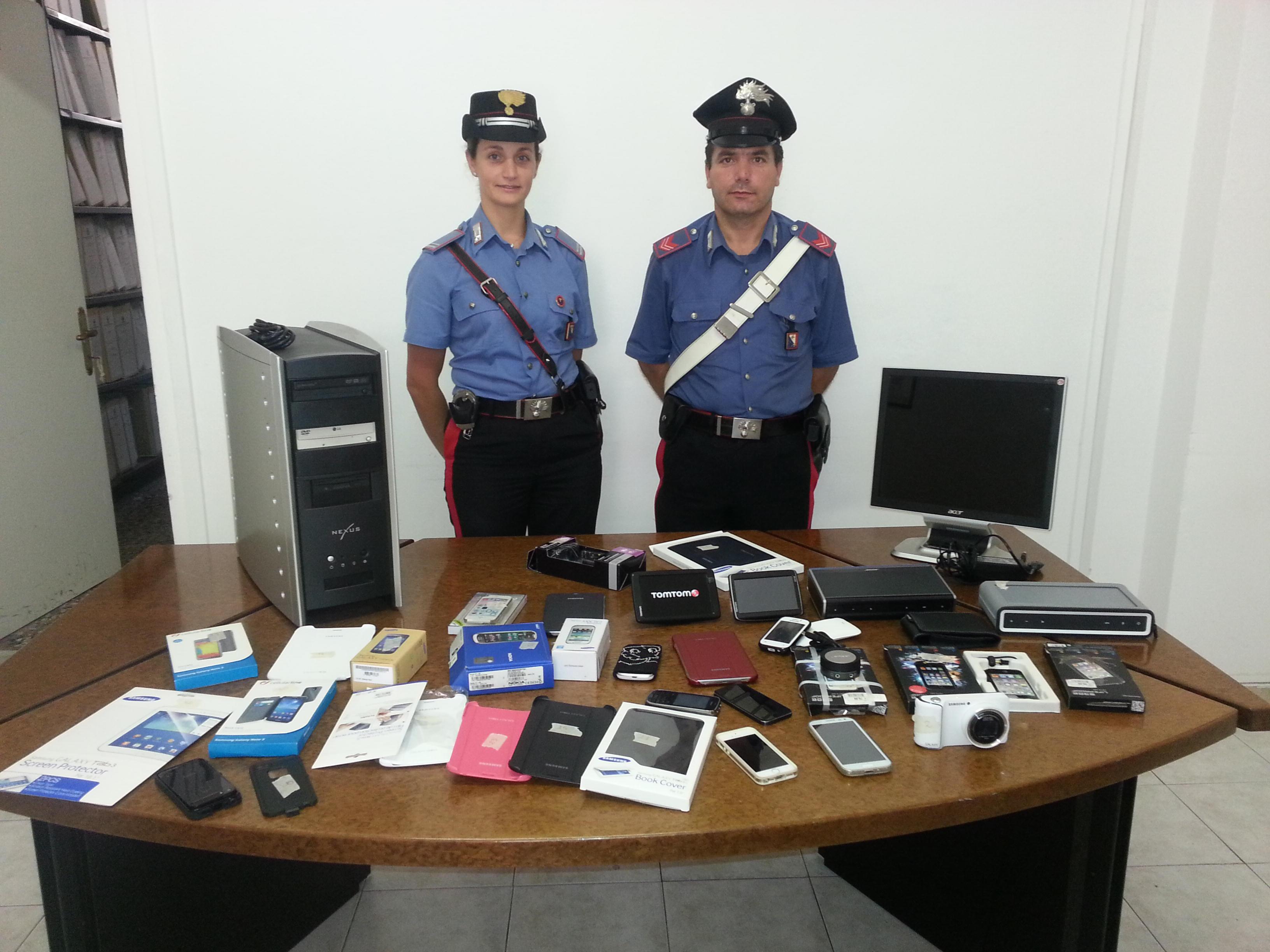 Carabinieri con materiale informatico sequestrato (foto d'archivio)