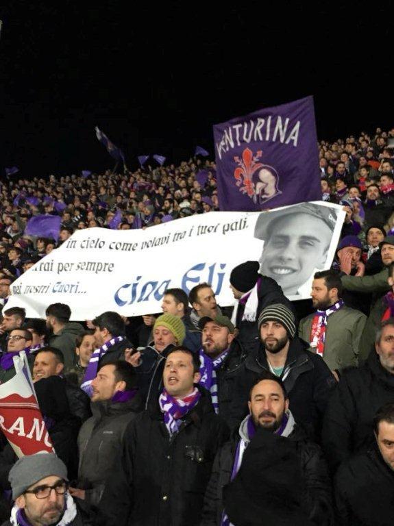 Lo striscione dedicato a Elia in curva Fiesole durante la partita d Europa League Fiorentina-Roma