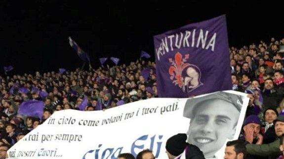 Lo striscione dedicato a Elia in curva Fiesole durante la partita d Europa League Fiorentina-Roma