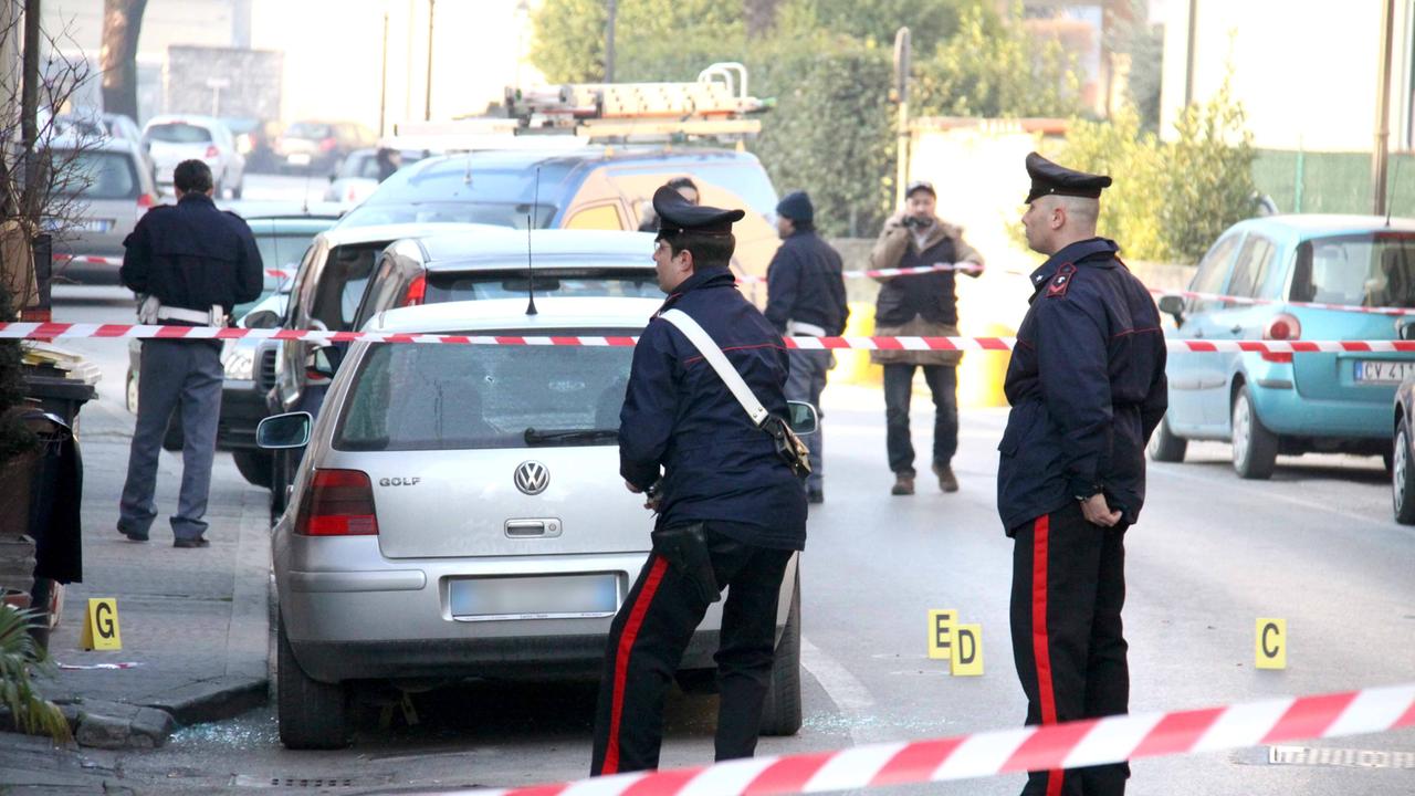 La scena del delitto, in via Battisti a Camaiore