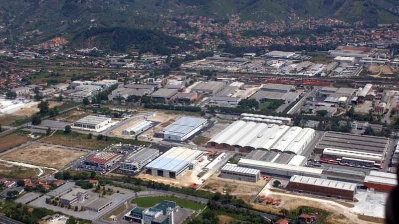Una veduta della zona industriale apuana