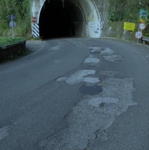 Buche nelle strade a Massa