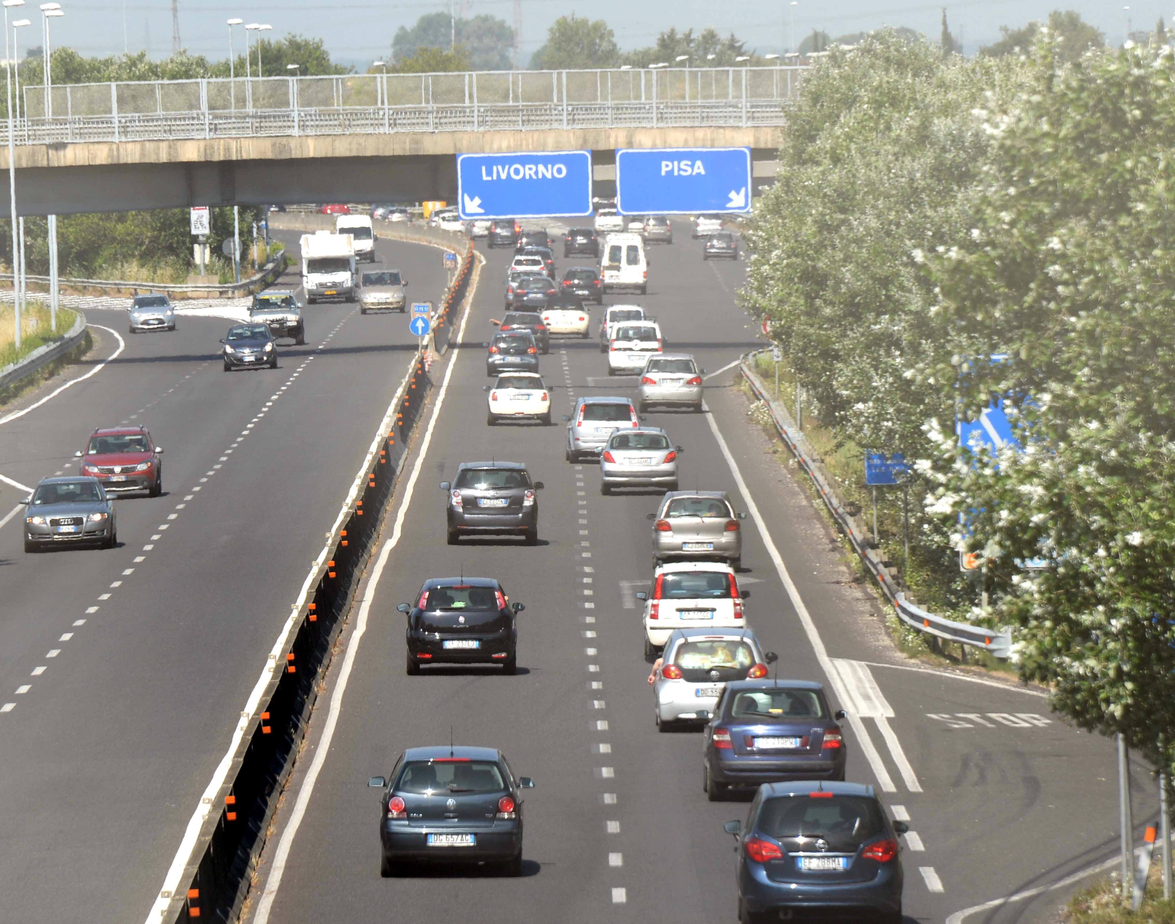 I cartellini in superstrada con le indicazioni per Livorno e Pisa