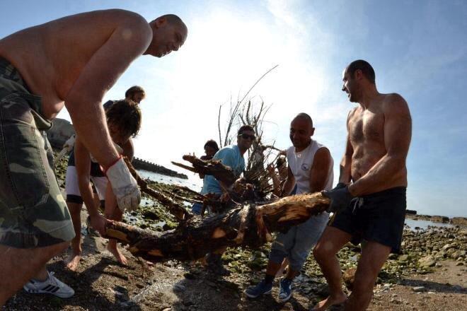 I surfisti impegnati nella pulizia della Spiaggia del Sale