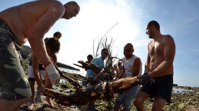 I surfisti impegnati nella pulizia della Spiaggia del Sale