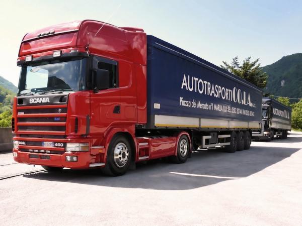 Un camion della ditta di Marlia fallita nel 2013