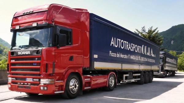 Un camion della ditta di Marlia fallita nel 2013