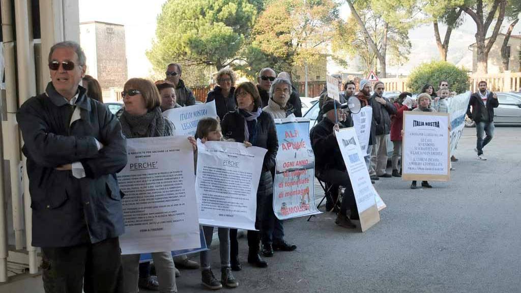 Gli ambientalisti constestano Enrico Rossi a Massa
