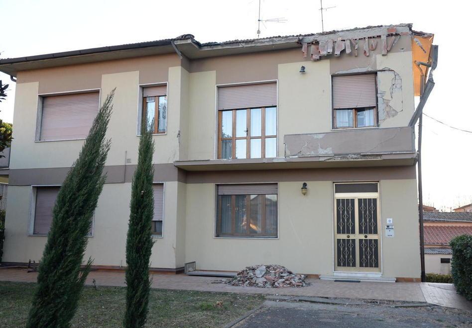 I danni subiti da un’abitazione a causa del vento forte (foto Franco Silvi)