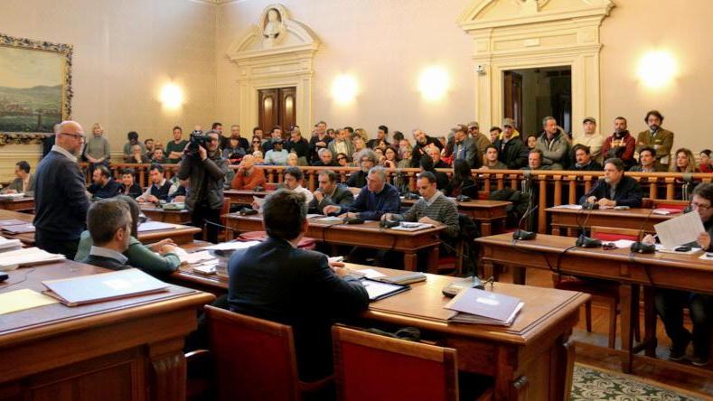Il sindaco Filippo Nogarin in consiglio comunale durante l'approvazione della variante al Prg del porto