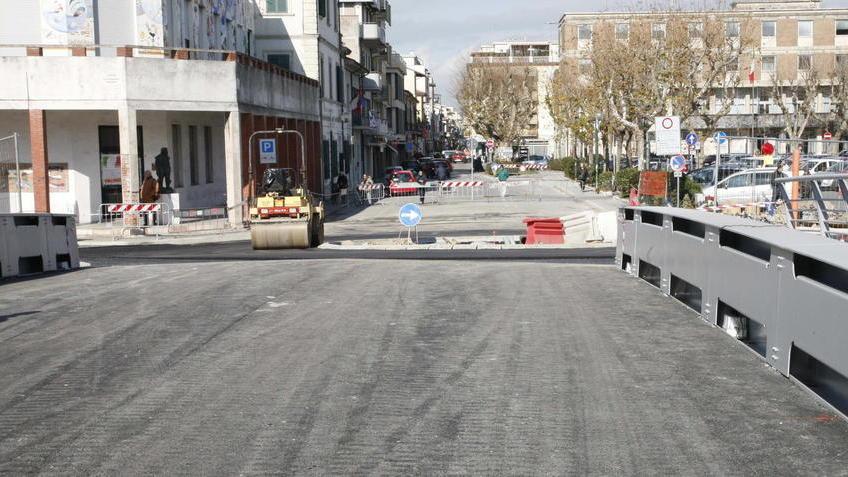 Riapre il ponte che collega il centro alla Darsena di Viareggio