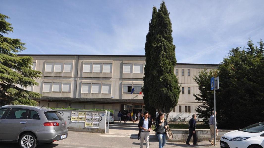 L'ingresso del liceo Fermi di Cecina