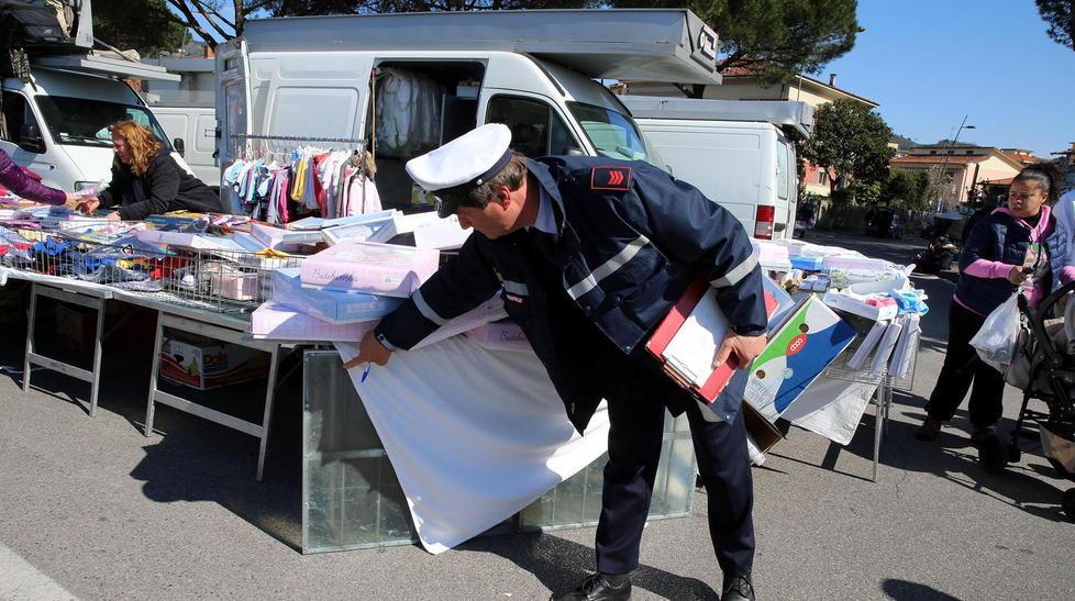 Auto piomba tra i banchi del mercato 