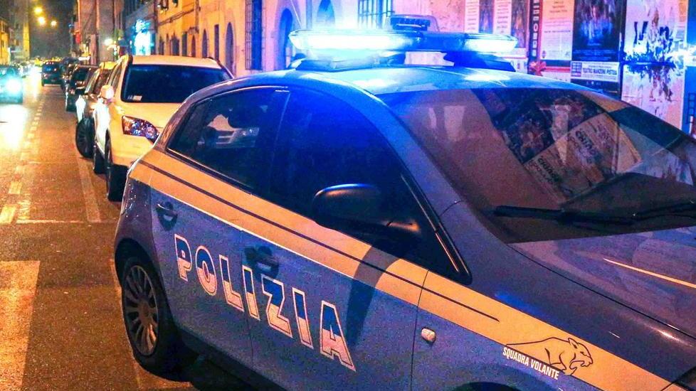 Vuol liberarla dal fidanzato violento ma esagera