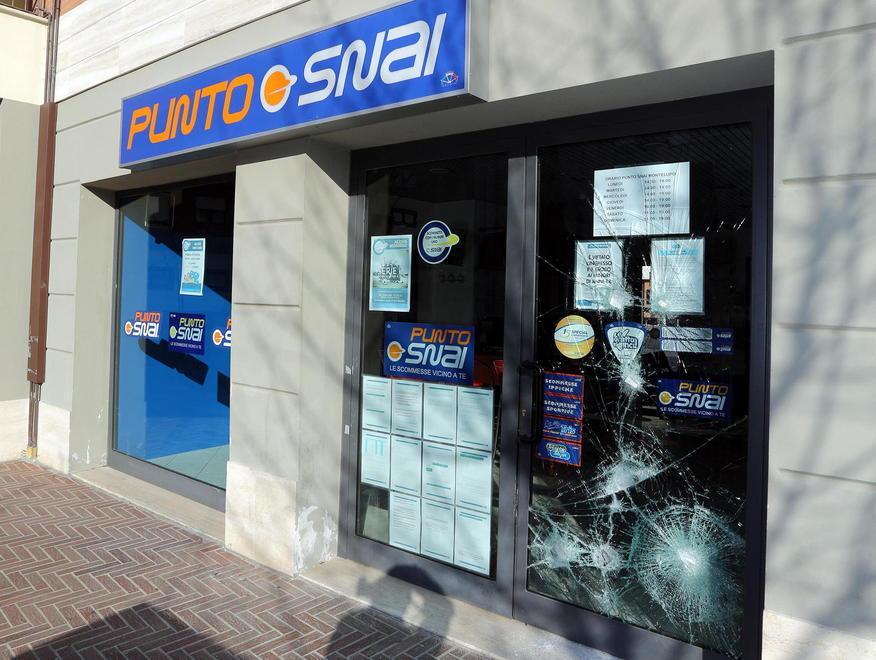 Tentato colpo a una sala scomesse Snai 