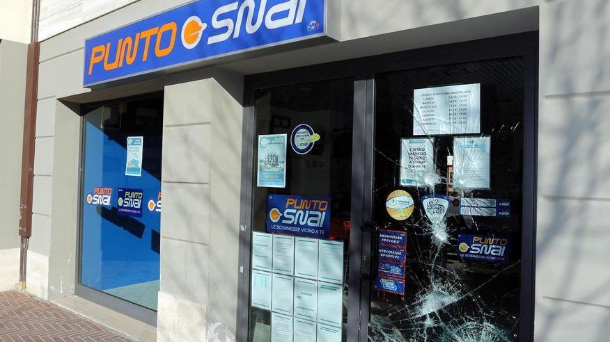 Tentato colpo a una sala scomesse Snai