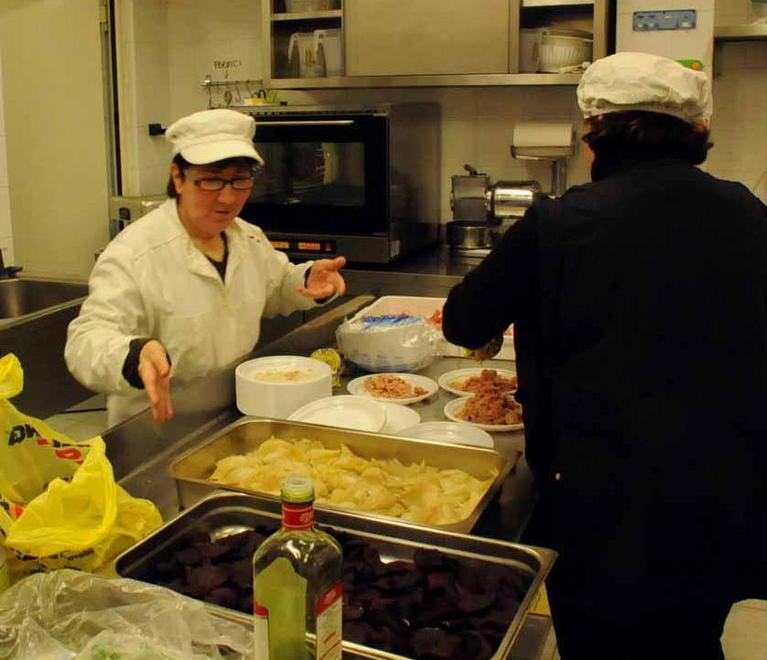 Sono tanti i lucchesi costretti a cenare alla mensa dei poveri 