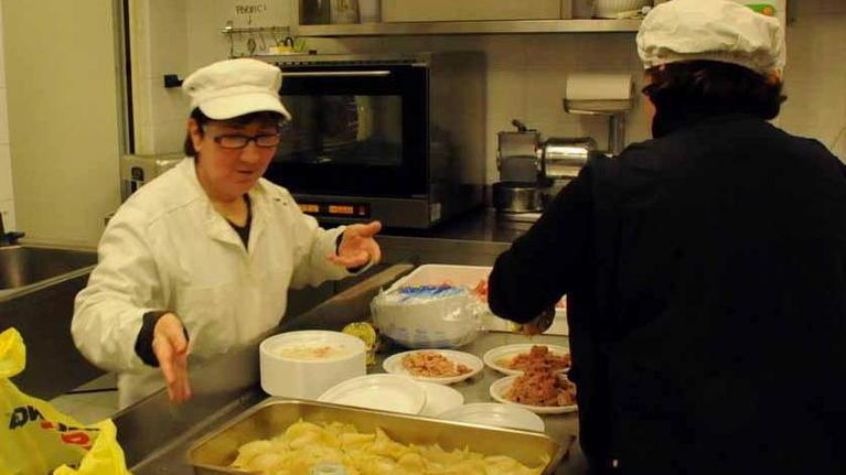 Sono tanti i lucchesi costretti a cenare alla mensa dei poveri