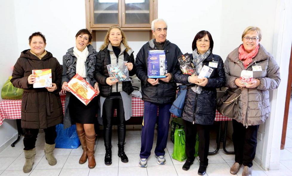 Un pieno di giocattoli e vestiti alla Caritas