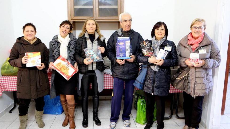 Un pieno di giocattoli e vestiti alla Caritas