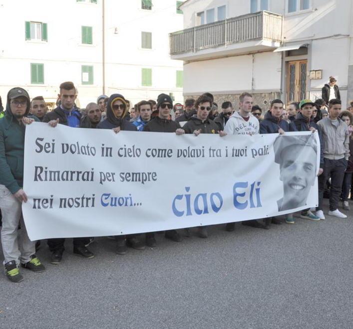 In mille per l’ultimo saluto a Elia 