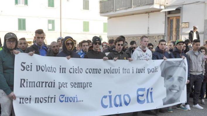 In mille per l’ultimo saluto a Elia