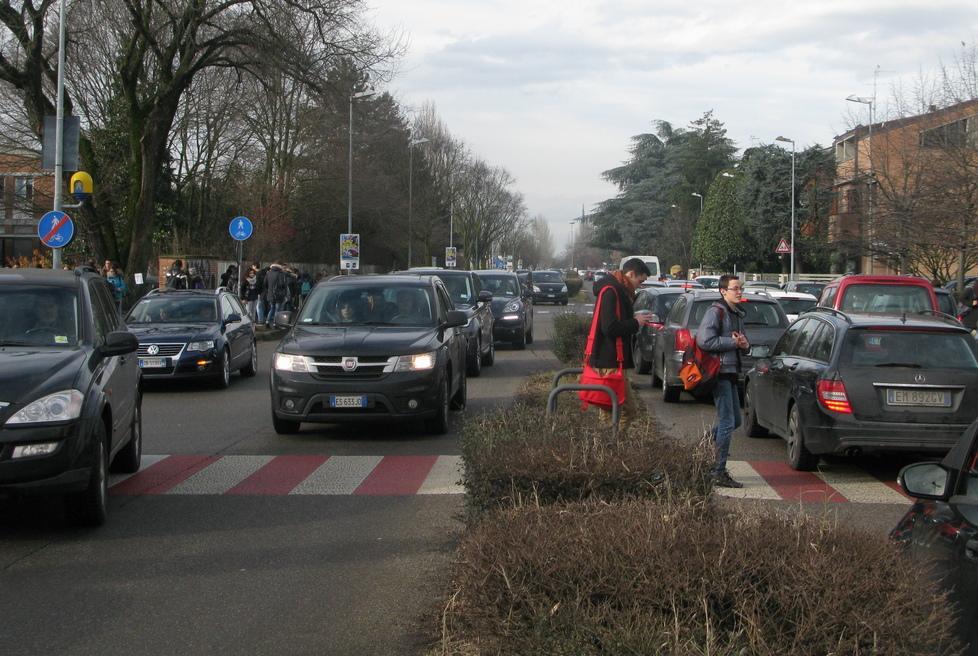 Via Peruzzi, ingorghi senza soluzione Rimangono i disagi 