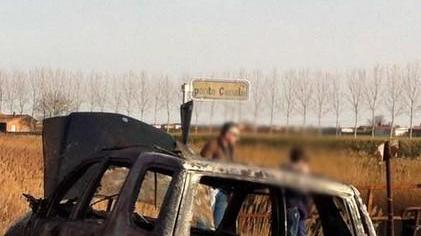 La ‘Mercedes’ prende fuoco Padre e figlio escono illesi