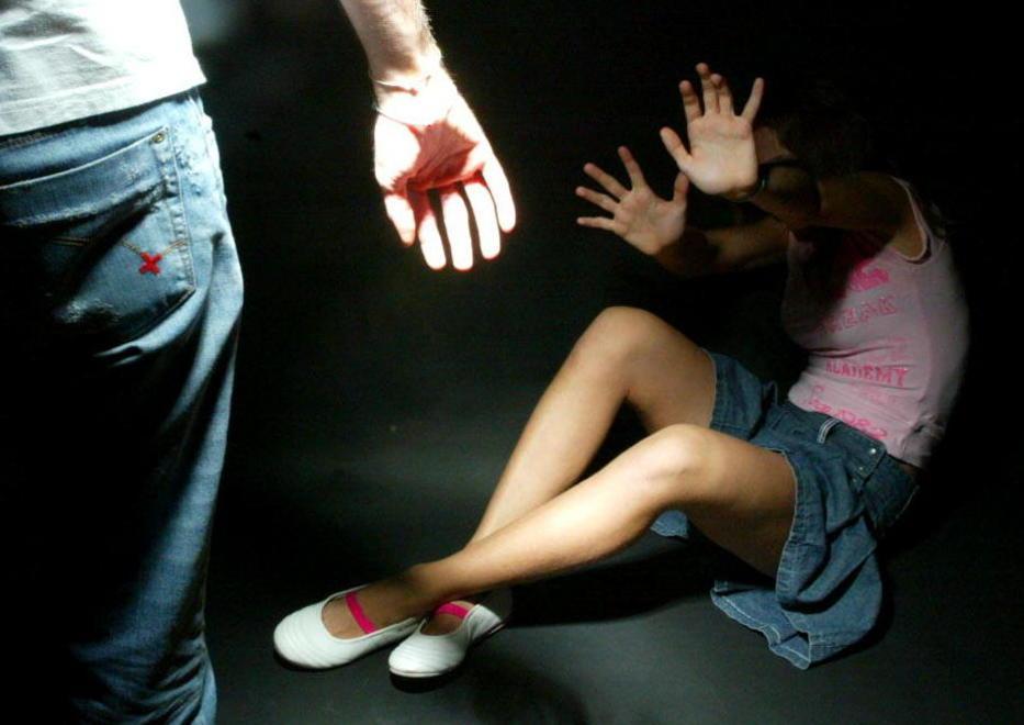 Le offre un passaggio e poi abusa di lei 