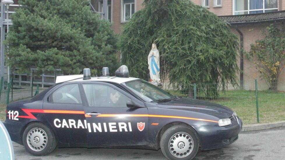 Gli lampeggiano con i fari e lo rapinano di 300 euro