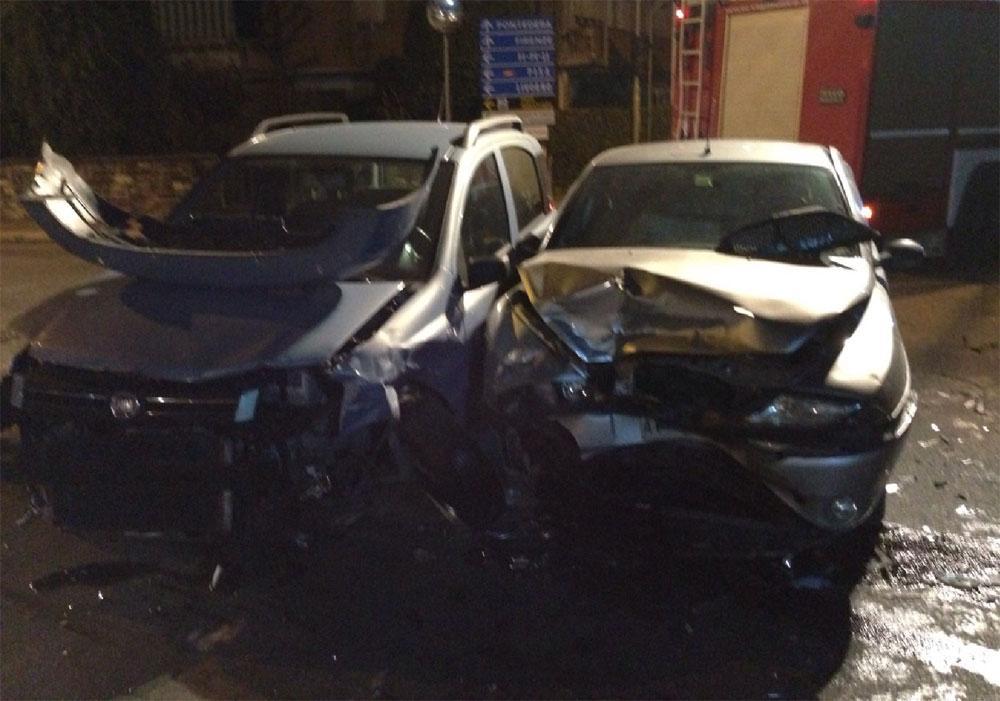 Ponsacco, scontro tra due auto nella notte
